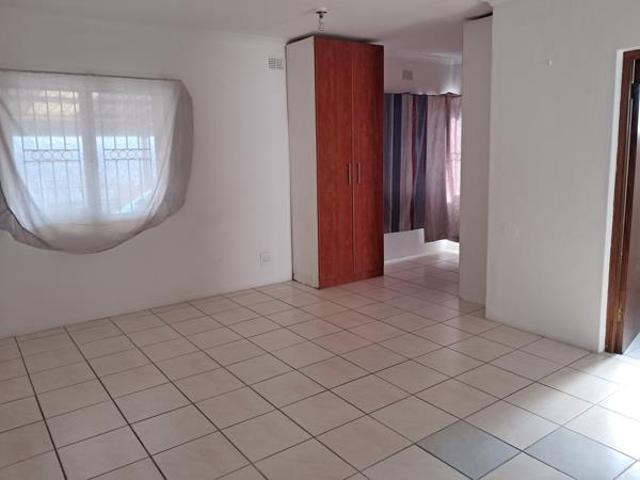 Bachelor apartment in Verulam Central