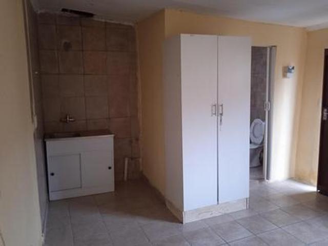 bachelor for rental in ebony park wi.