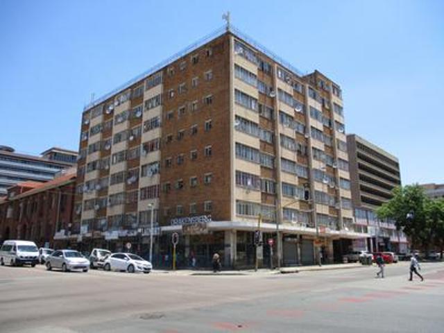 bachelor flat on the market in preto.