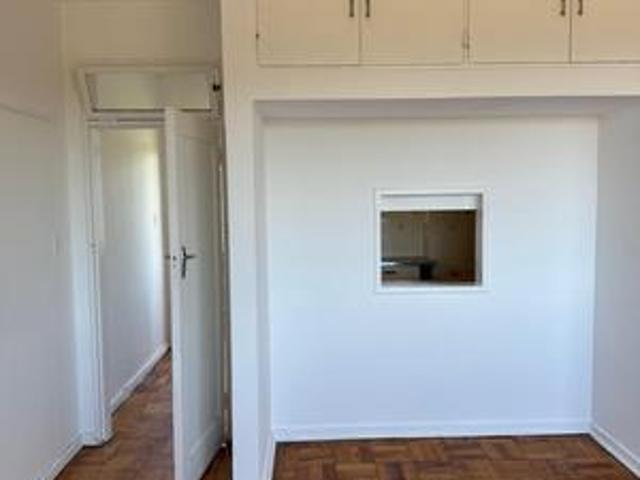 bachelor flat to let in bluff in a s.