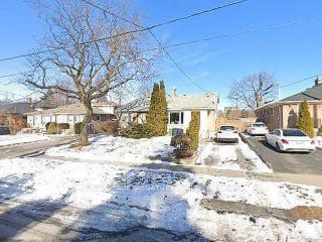 Backsplit Semi detached 4 Bedroom Home