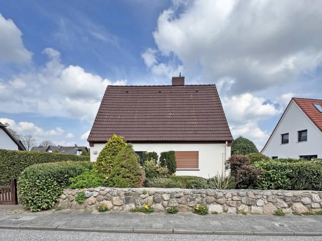 Bad Oldesloe 4 Zimmer EFH mit VK, Garage und Nebengebäude auf großem Grundstück unweit des Stadtzentrums