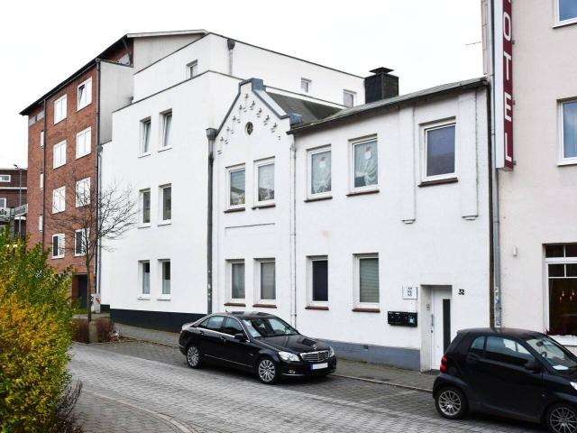 Bad Oldesloe Zwei Mehrfamilienhäuser mit insgesamt 10 vermieteten Wohneinheiten in Bahnhofsnähe COURTAGEFREI!