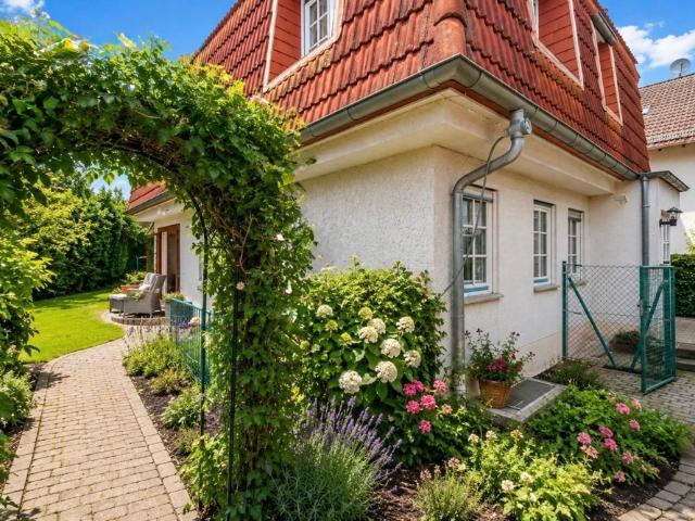 Bad Soden: 5 Zimmer Einfamilienhaus, freistehend, 2 Bäder, idyllischer Garten