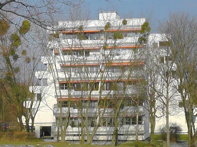 Bad Wilhelmshöhe: Sonnige, sehr gepflegte 2 Zimmer Wohnung mit geräumigem Balkon und Tiefgaragenplatz zur Kapitalanlage