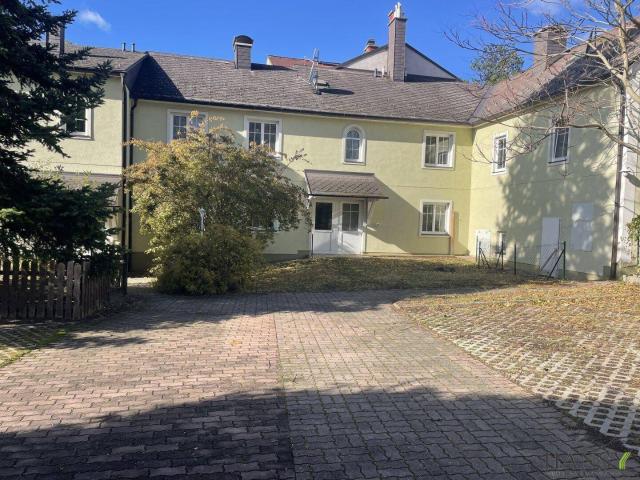 BAD VÖSLAU: Renovierungsbedürftiges Apartmenthaus 3 Häuser – Ihr neues Investitionsprojekt! Wohnen, Praxis oder Ordination