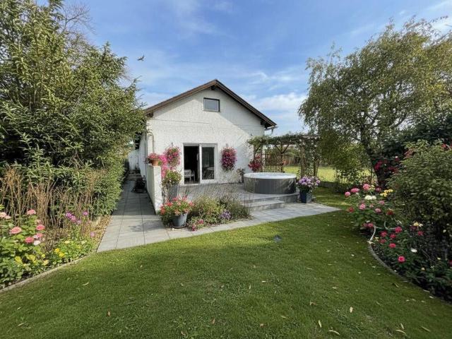 Bad Vöslau! Sanierungsbedürftiger entkernter Bungalow zum Kauf mit großem Garten!