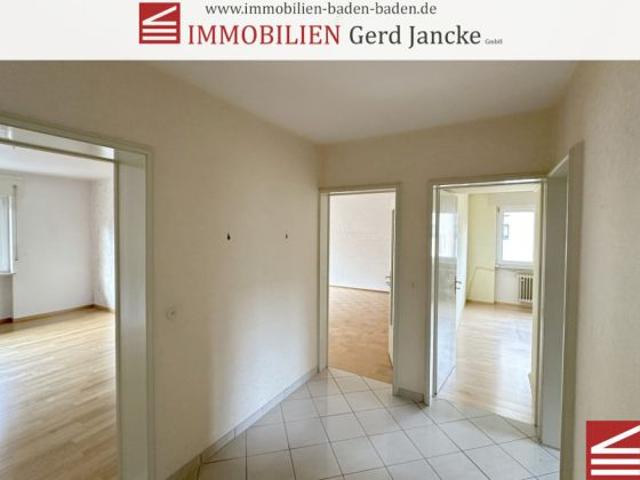 Baden Baden, gut geschnittene Drei Zimmer Wohnung mit Balkon u. Carport