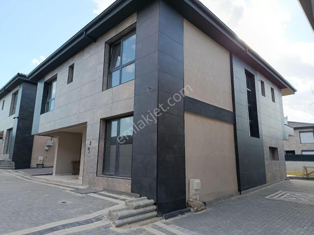 Baglıcada Site İçi Emsallerinden Farklı 3 Banyolu 4+1