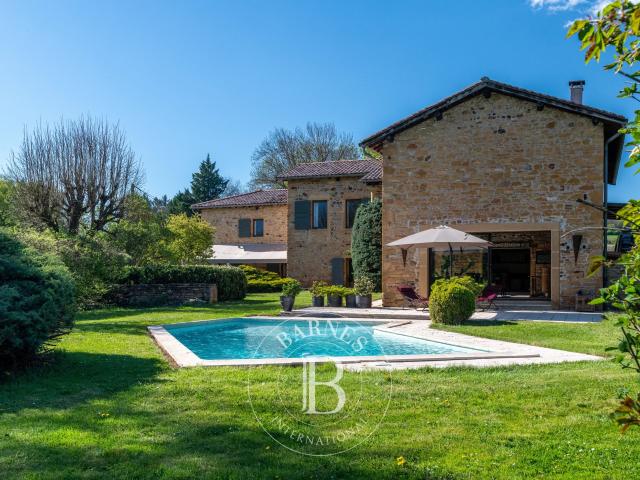 BAGNOLS Maison d'environ 260 m² avec jardin et forêt d'1,7 hectare Carport 5 chambres Piscine