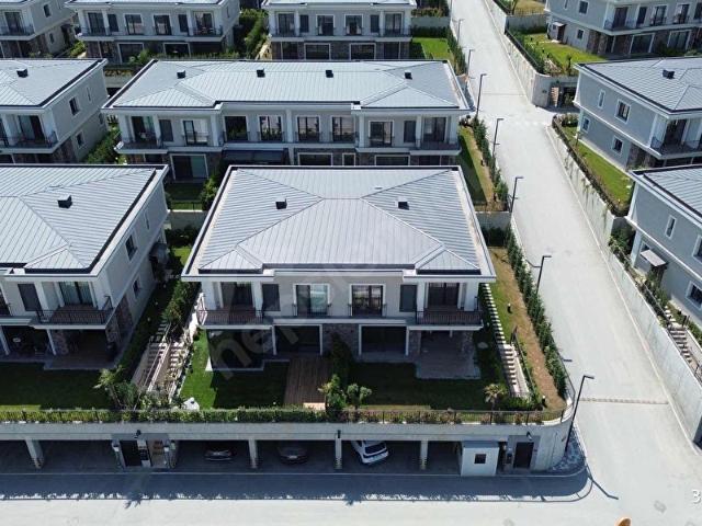 Bahçeşehir Alya Bahçe Sitesinde Satılık Köşe Ön Cephe 4+1 Villa