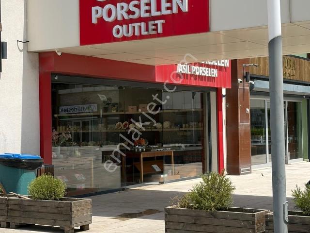 Bahçeşehir Bahçekent Cadde Outlette İki Katlı 300m2 Dükkan