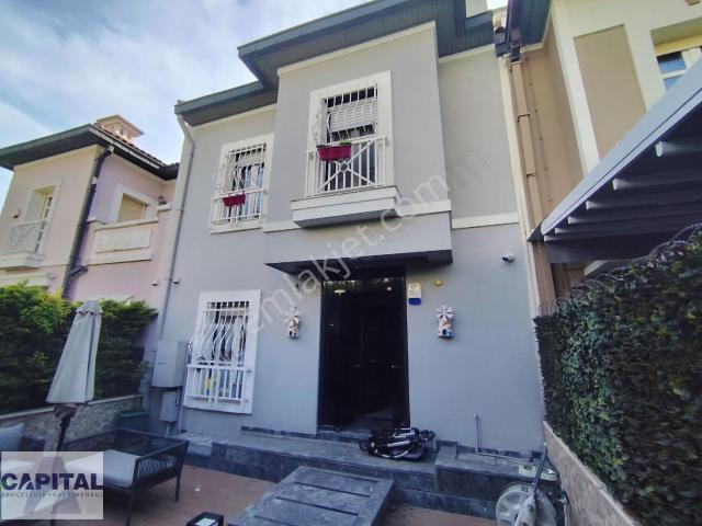 Bahçeşehir Beritler'de Muhteşem Manzaralı Ve Özel Yapılı 5+2