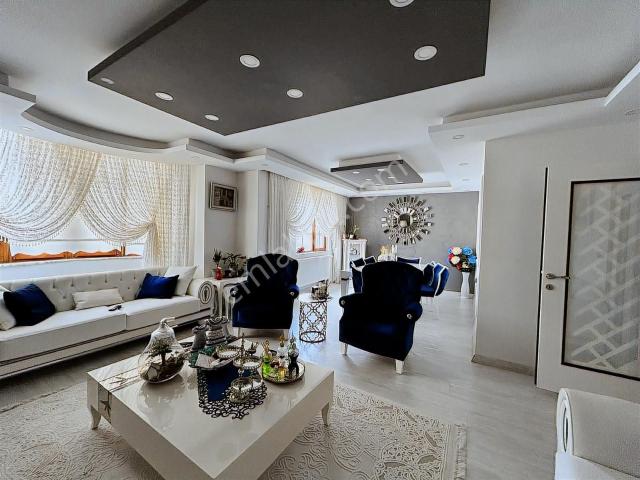 Bahçeşehir Boğazköy'de Tadilatlı Satılık 7+2 Dublex Daire