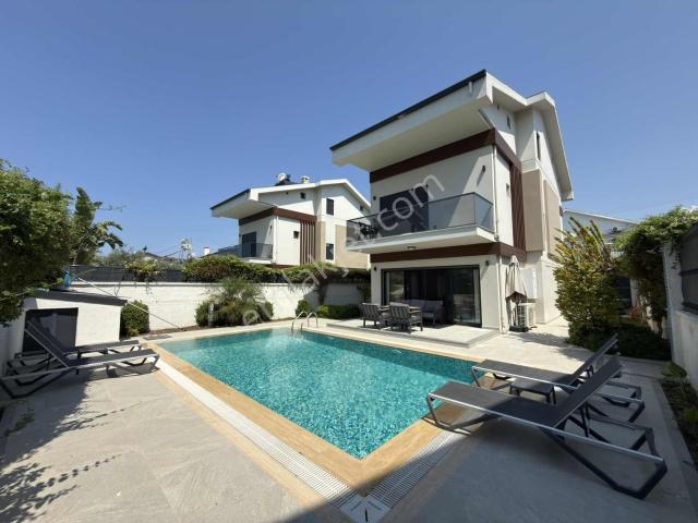 Bahçeşehir Koleji Karşısı Özel Havuzlu 4+1 Tripleks Villa