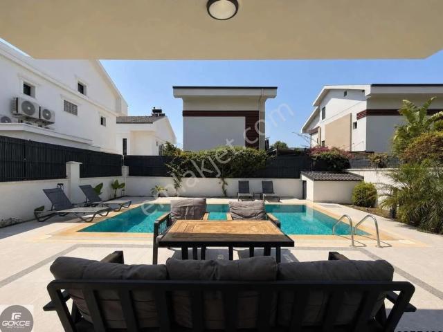 Bahçeşehir Koleji Karşısı Özel Havuzlu 4+1 Tripleks Villa