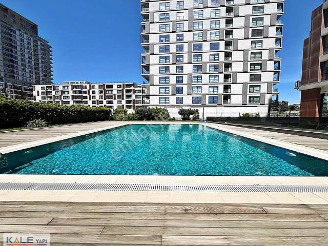 Bahçeşehir'de Dev Teras Keyfi Sunan Lüks 2+1 Satılık Daire