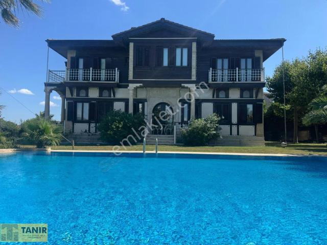 Bahçeşehir'in Kalbinde Güvenlikli Sitede Eşşiz Müstakil Konak