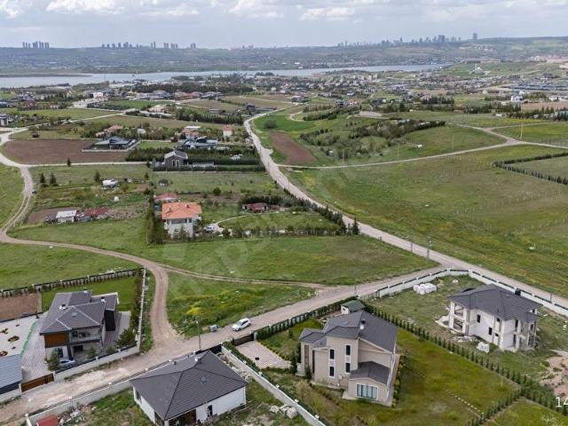 BAHÇELİEVLERDE GÖL MANZARALI VE KÖŞE KONUMLU 3739 M ARSA