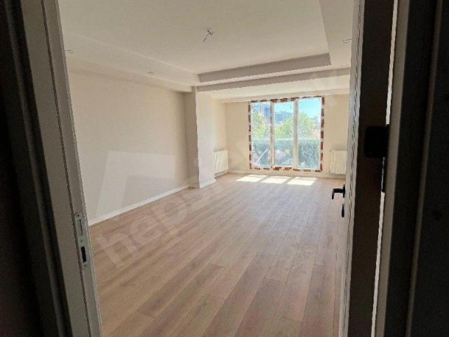 Bahçelievler Adnan Kahveci Bulvarında Cadde Üzeri Kiralık Sıfır 3+1 Daire
