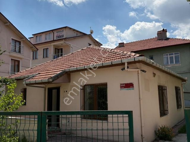 Bahçelievler De Tek Kat Bahçeli Müstakil 2+1 Kiralık Daire