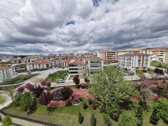 Bahçelievler Mahallesi M.akif Ersoy 1.cadde Üzeri Bakımlı 3+1 Daire