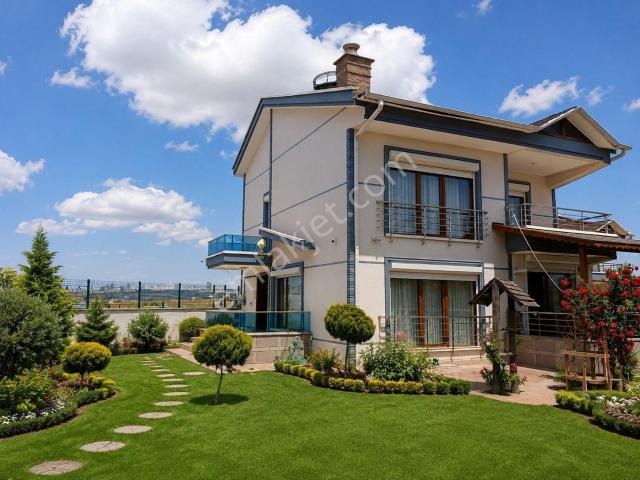 Bahçelievler'de 750 M² Arsa İçinde Ünv. Yakın 7+1 Müstakil Villa