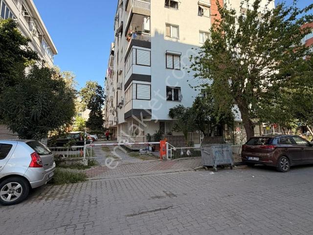 Bahçelievler'de Karşıyaka Lisesi Yakınında 3+1 Satılık