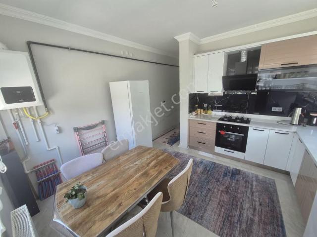 Bahçelievlerde Köşe Başı Ayrı Mutfak 2+1 Satılık Daire