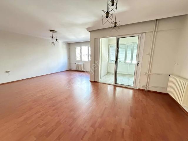 Bahçelievlerde Sakin Sokakta Merkezi Sistemli 3+1 Kiralık Daire