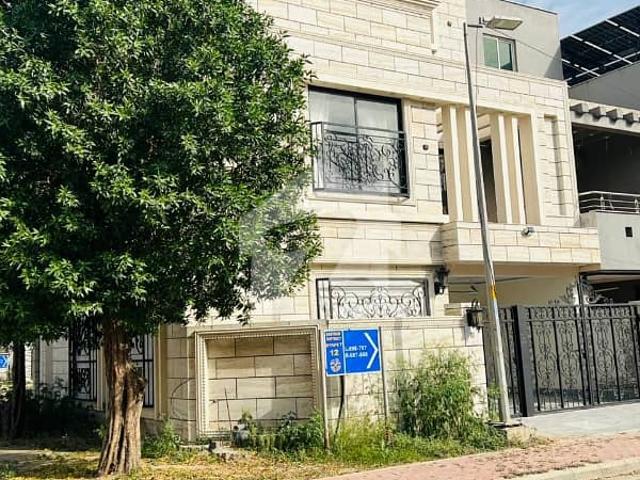 Bahria orchard lahore phase 1 eastern block 5.5 marla brand new corner house for sale