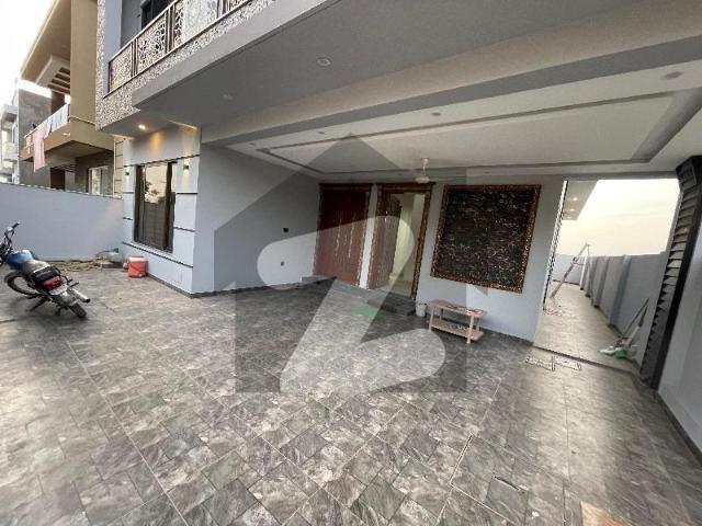 Bahria Town Phase 8 10 Marla House Available For Rent Bahria Town Phase 8 Sector F 1