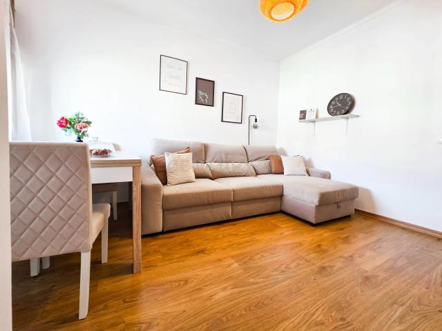 Baixa da Banheira / Moita Apartamento de 3 assoalhadas totalmente remodelado, com varanda