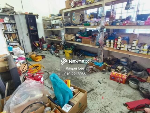 百万镇 Permas Jaya 稀有角头 4层楼店屋出售 现成租客＋长期租约＋稳定现金流 真的非常难得 Land Size 36×70sqft Built up 10,634sqft 面向大路 曝光率高，人流车流都占优势 ROI 4% Selling Price RM5.7Mil