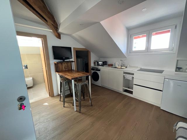 BAIL ETUDIANT Appartement 2 pièces au dernier étage en centre ville de Biarritz