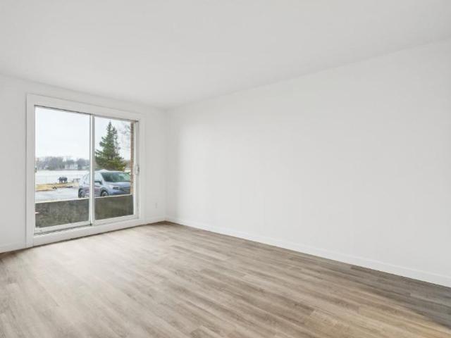 BAISSE DE PRIX ! Disponible maintenant – Grand 3 ½ fraîchement rénové, vue sur l'eau, Ouest de l'Ile