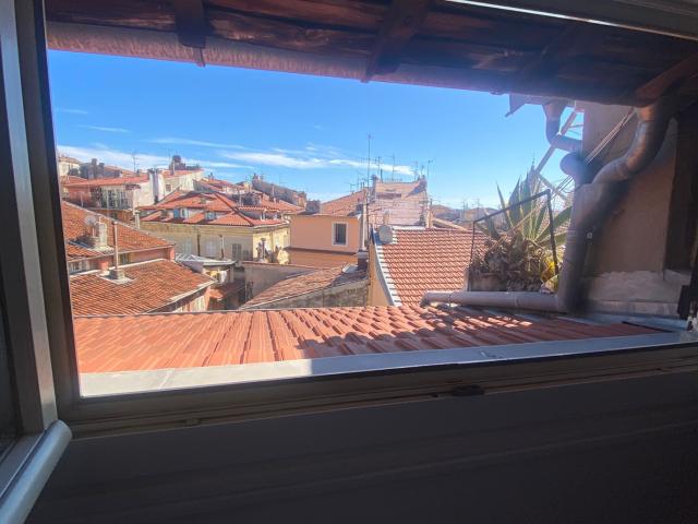 Baisse de prix! Opportunité 2P dans le vieux Nice avec ascenseur location saisonnière possible