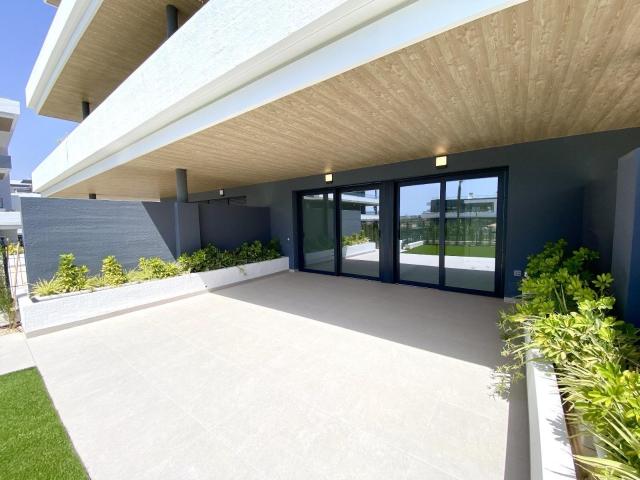 Bajo moderno con orientación sur y vistas a la piscina en Lagoons Village – Torrevieja