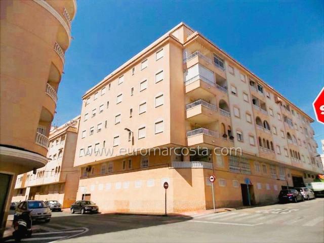 ¡Bajo céntrico con patio, terraza y piscina comunitaria en Torrevieja!