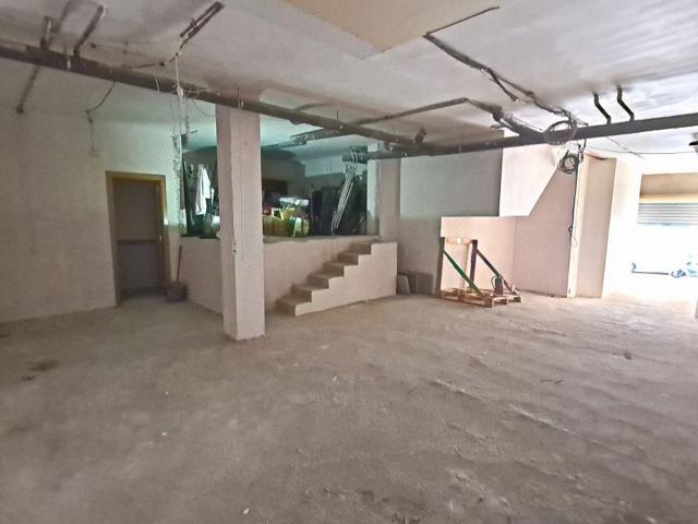 Bajo comercial de 95 m2 Joan Magal Benzó cerca de Corts Valencianes. Paso de vehículos y personas