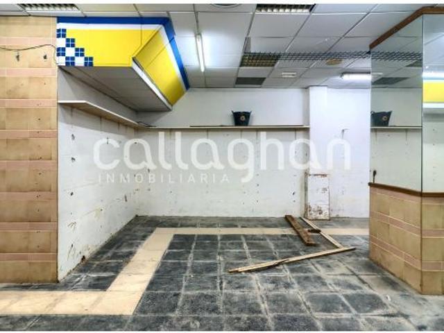 Bajo comercial de doble acceso con posibilidades de construir vivienda