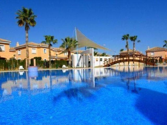 Bajo con jardín en urbanización privada con piscina