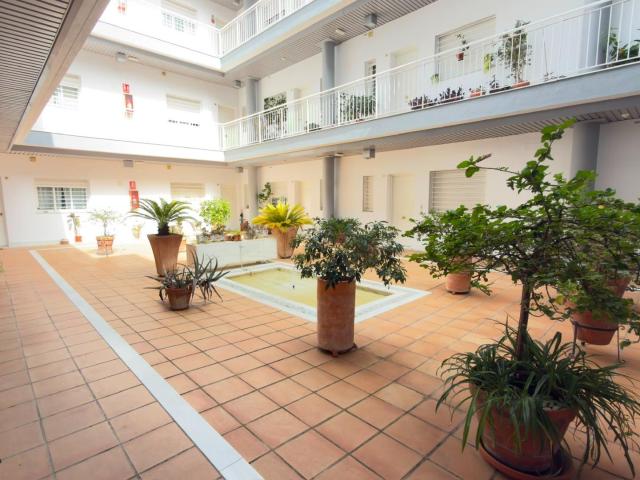 BAJO CON PATIO PRIVADO EN PLENO BARRIO DE FERIA