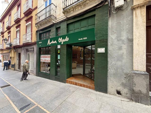 BAJO VIVIENDA TRANSFORMADO EN LOCAL EN VENTA EN LA CALLE VIRGEN DE LA SOLEDAD