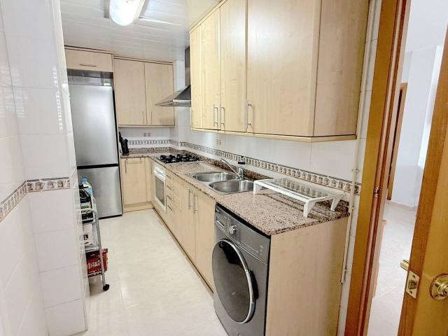 BAJOS CON ENTRADA INDEPENDIENTE SEMI NUEVO. 1 HAB, PARKING Y TRASTERO
