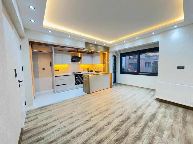 Balçova'da 3+1 160 M2 Mustakıl Bahceli Satılık Lüx Daire