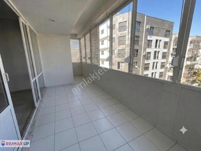 Balçova'da Merkezi Konumda Önü Açık Satılık Daire