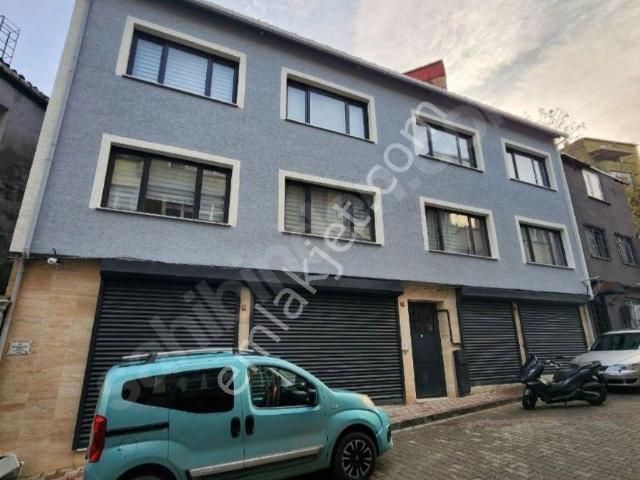 Balat Merkezde 4 Daire,2 İşyeri Olan Bina
