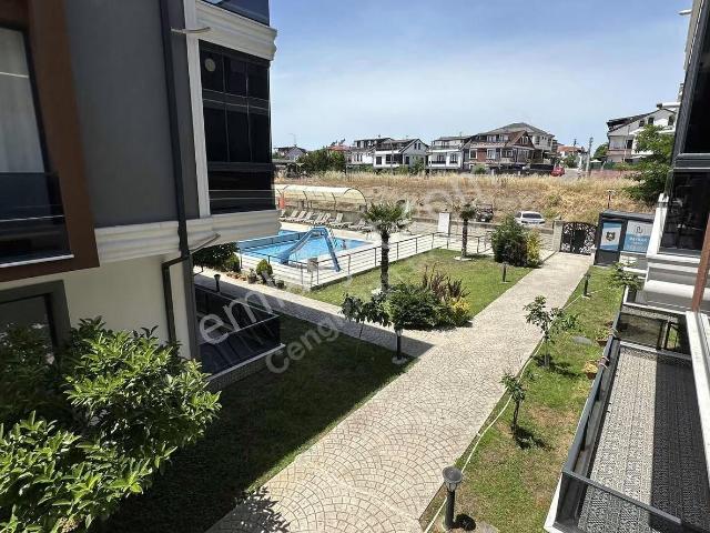Balcıoğlundan Merkez Plajda Havuzlu Sitede 1+1 Kiralık Daire
