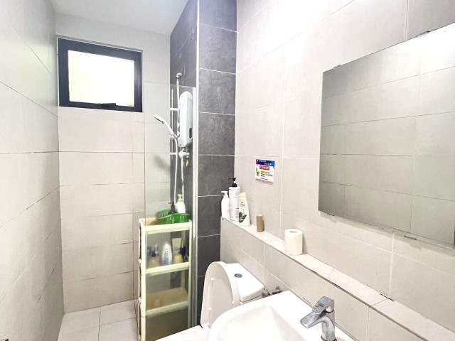 Balcony middle room / walking 5 min to MRT and LRT Maluri